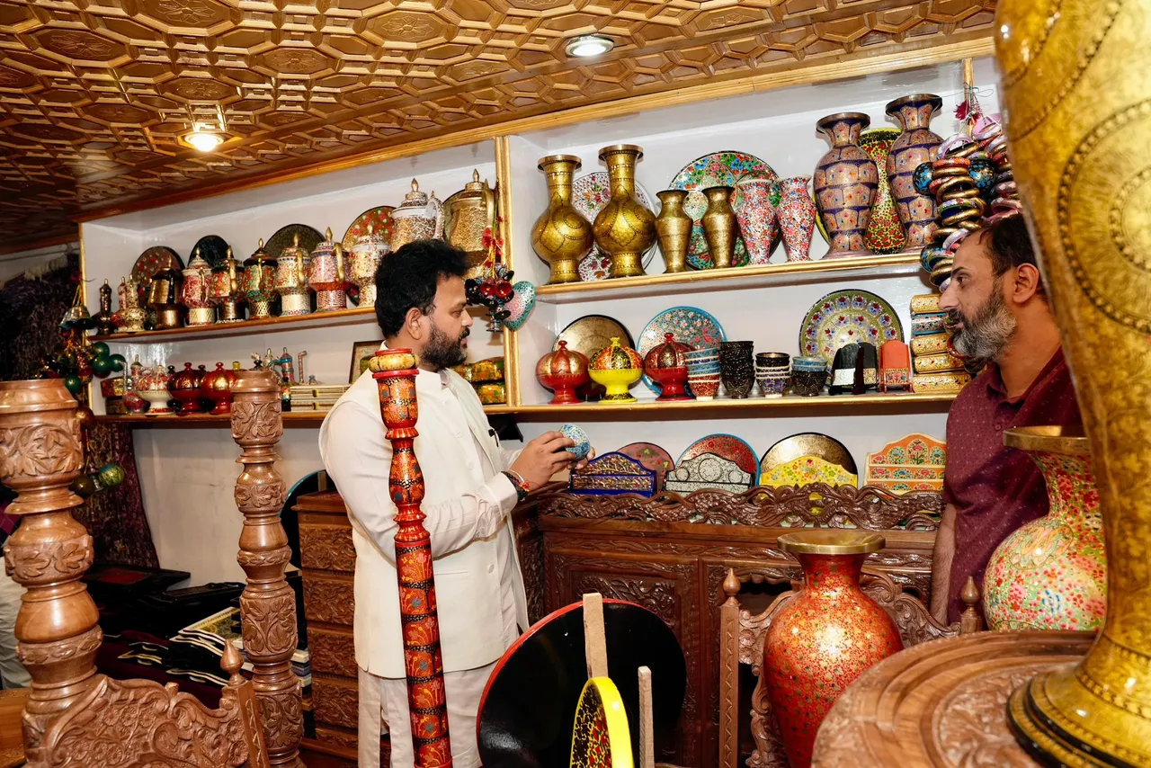 కశ్మీర్ లో కేంద్ర మంత్రి రామ్మోహన్ నాయుడు పర్యటన.. స్థానికులతో ముచ్చట్లు-PHOTOS
