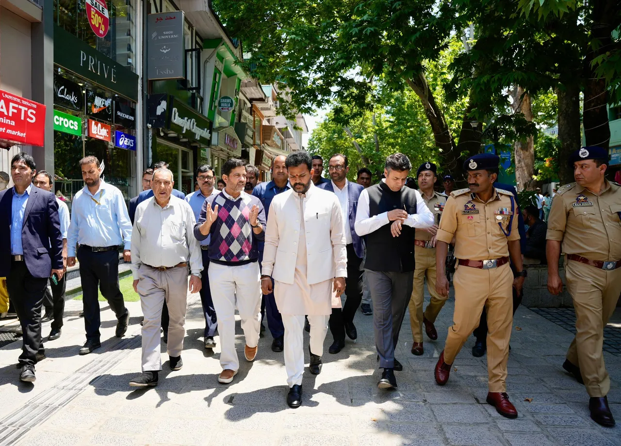 కశ్మీర్ లో కేంద్ర మంత్రి రామ్మోహన్ నాయుడు పర్యటన.. స్థానికులతో ముచ్చట్లు-PHOTOS