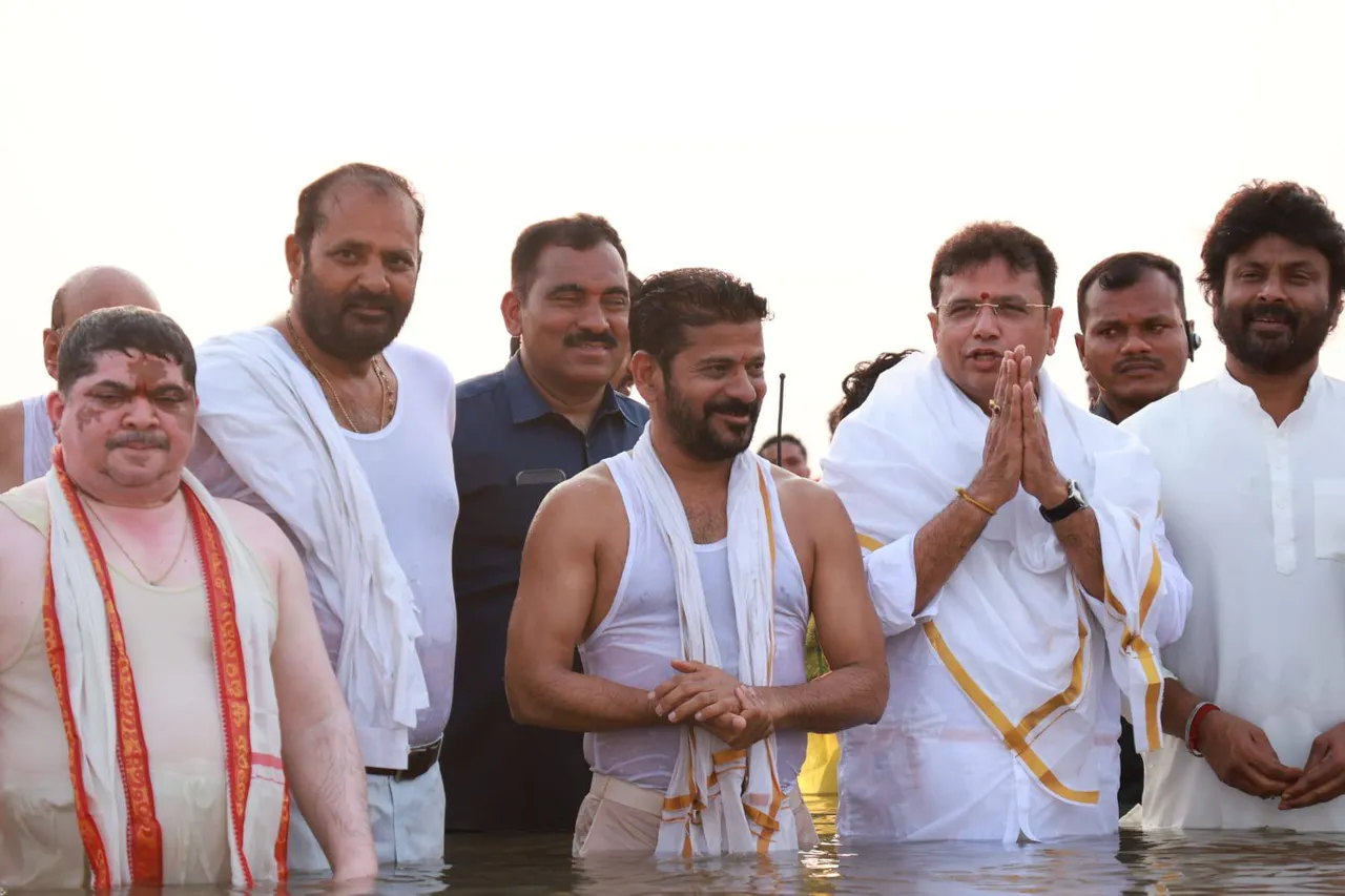 SARASWATI PUSHKARALU 2025: సరస్వతి పుష్కరాల్లో సీఎం రేవంత్, మంత్రులు-PHOTOS