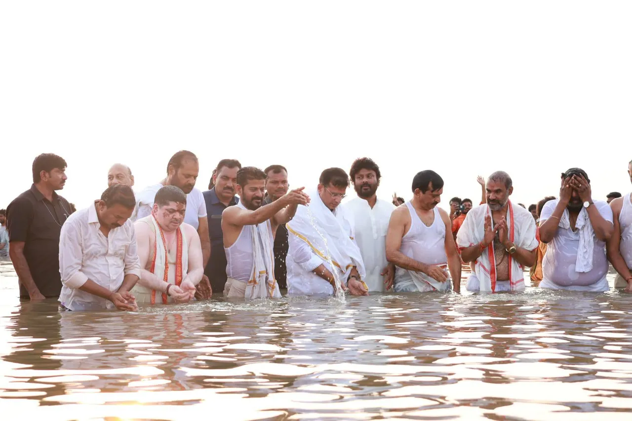 SARASWATI PUSHKARALU 2025: సరస్వతి పుష్కరాల్లో సీఎం రేవంత్, మంత్రులు-PHOTOS