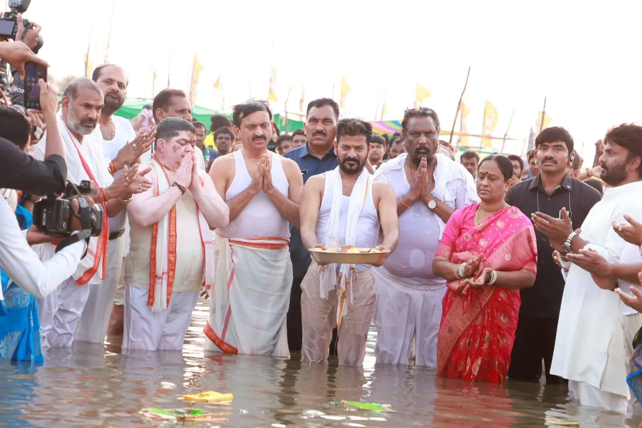 SARASWATI PUSHKARALU 2025: సరస్వతి పుష్కరాల్లో సీఎం రేవంత్, మంత్రులు-PHOTOS