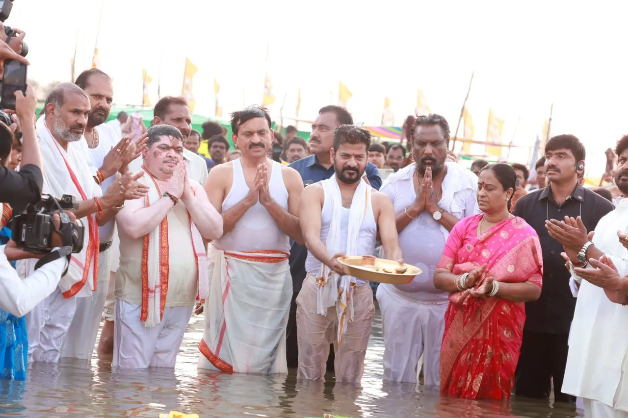 SARASWATI PUSHKARALU 2025: సరస్వతి పుష్కరాల్లో సీఎం రేవంత్, మంత్రులు-PHOTOS