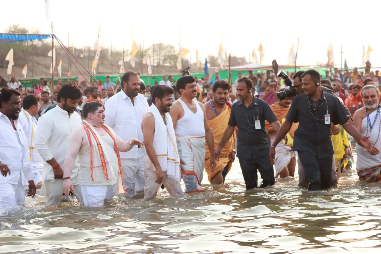 SARASWATI PUSHKARALU 2025: సరస్వతి పుష్కరాల్లో సీఎం రేవంత్, మంత్రులు-PHOTOS