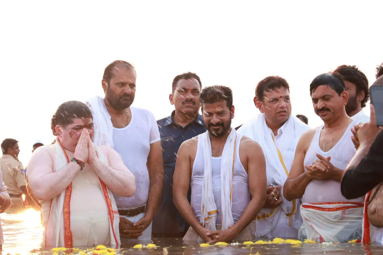 SARASWATI PUSHKARALU 2025: సరస్వతి పుష్కరాల్లో సీఎం రేవంత్, మంత్రులు-PHOTOS