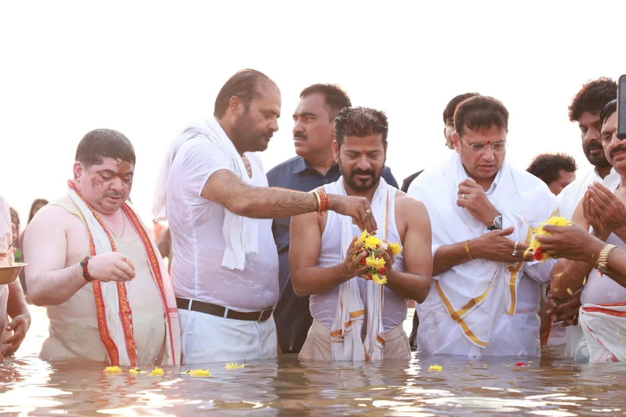 SARASWATI PUSHKARALU 2025: సరస్వతి పుష్కరాల్లో సీఎం రేవంత్, మంత్రులు-PHOTOS
