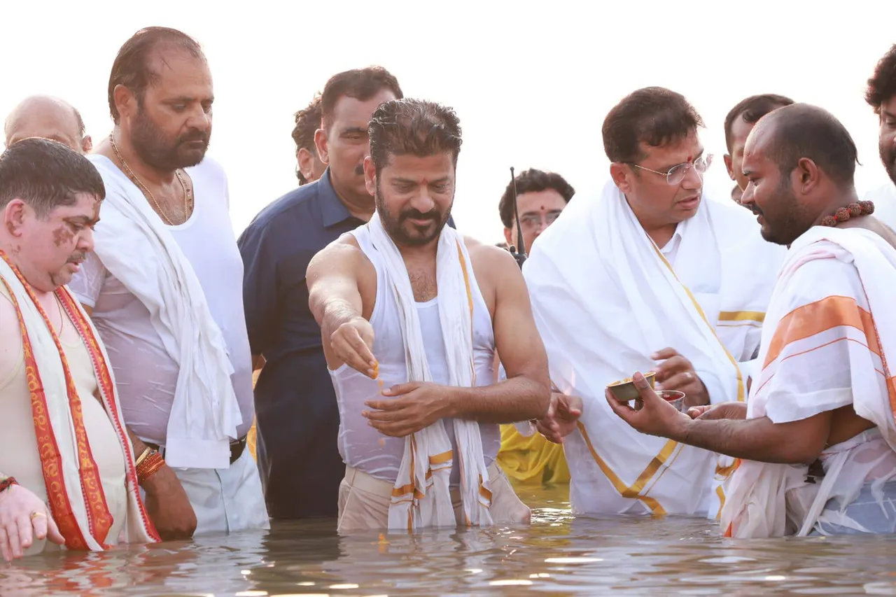 SARASWATI PUSHKARALU 2025: సరస్వతి పుష్కరాల్లో సీఎం రేవంత్, మంత్రులు-PHOTOS