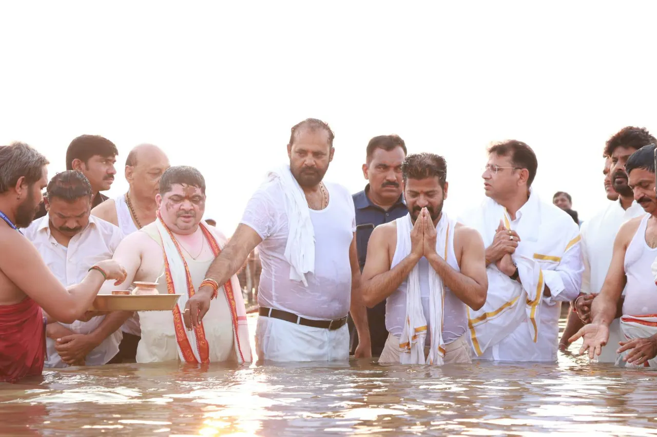 SARASWATI PUSHKARALU 2025: సరస్వతి పుష్కరాల్లో సీఎం రేవంత్, మంత్రులు-PHOTOS