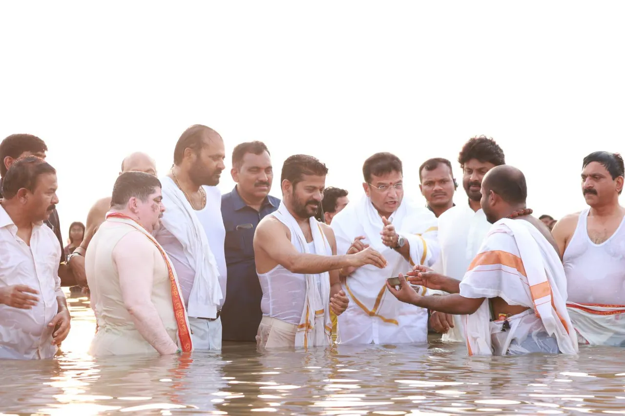 SARASWATI PUSHKARALU 2025: సరస్వతి పుష్కరాల్లో సీఎం రేవంత్, మంత్రులు-PHOTOS