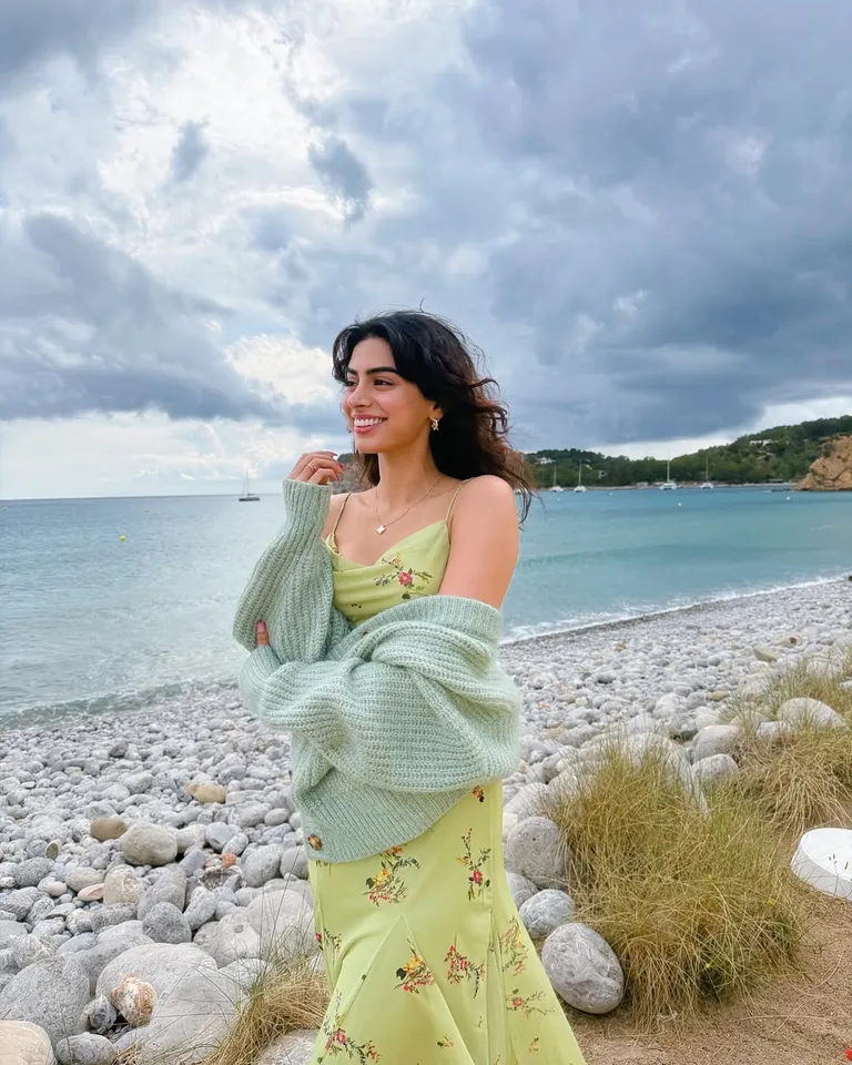 Khushi Kapoor beach photo 3rd