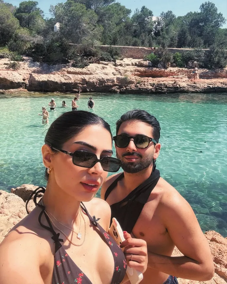 Khushi Kapoor beach photo 