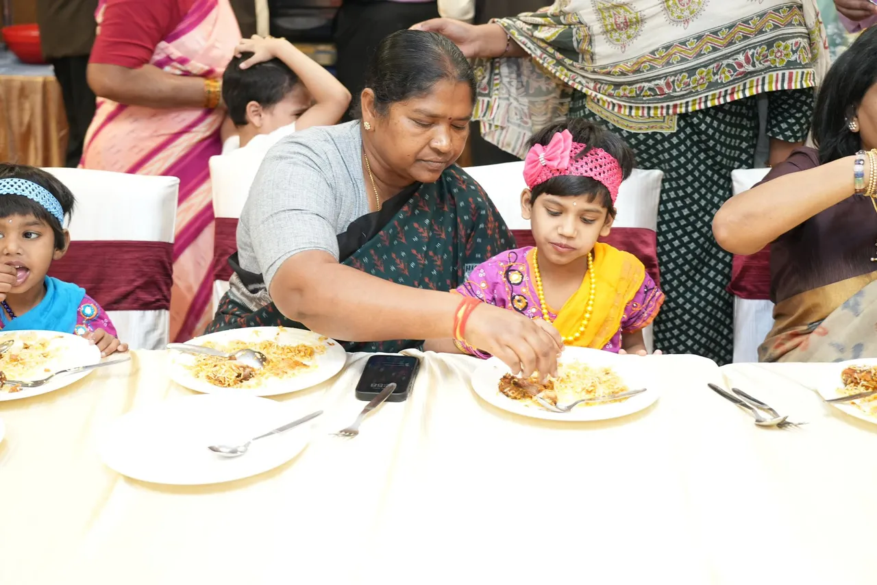 అనాథ చిన్నారులతో కలిసి మంత్రి సీతక్క భోజనం- PHOTOS