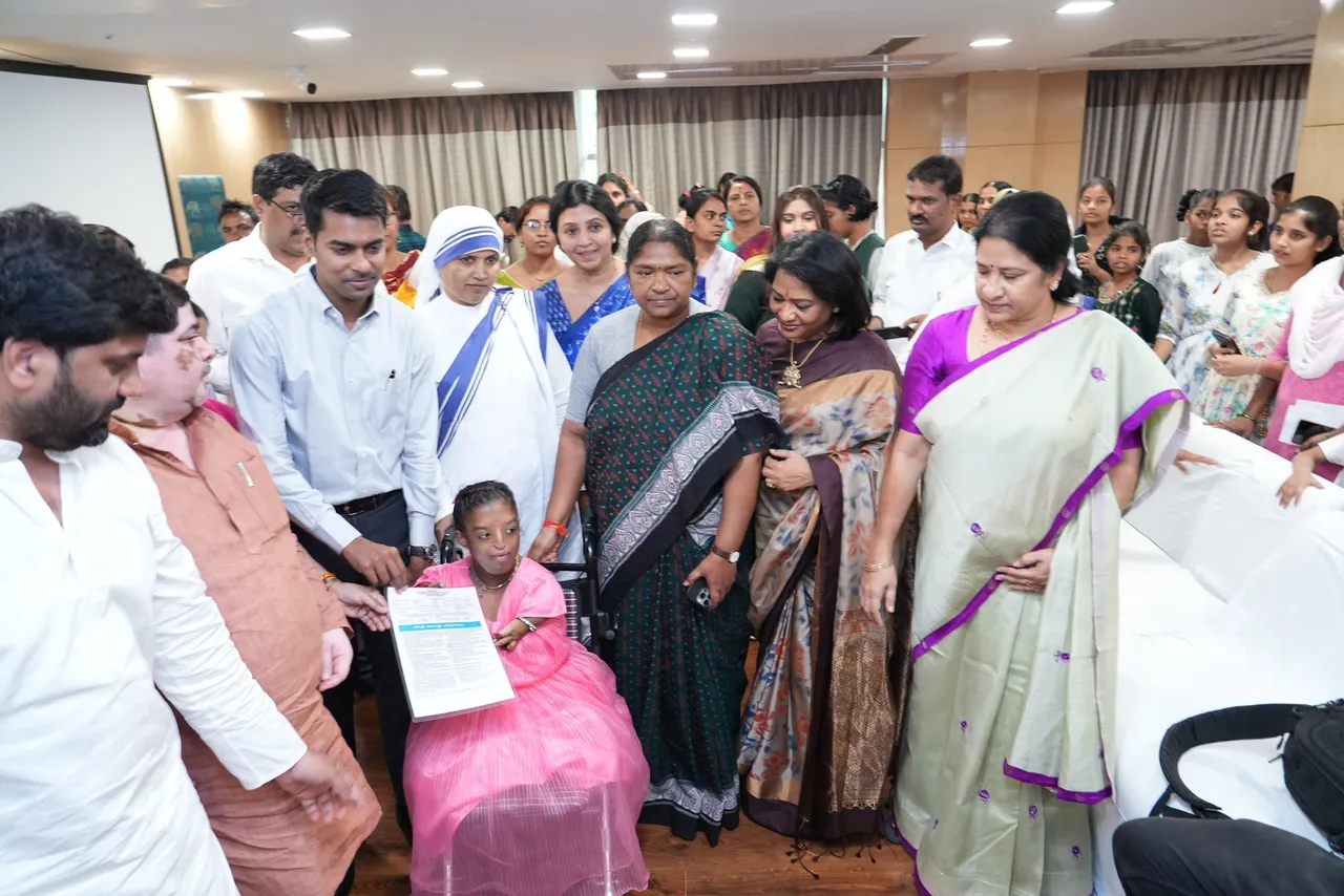 అనాథ చిన్నారులతో కలిసి మంత్రి సీతక్క భోజనం- PHOTOS