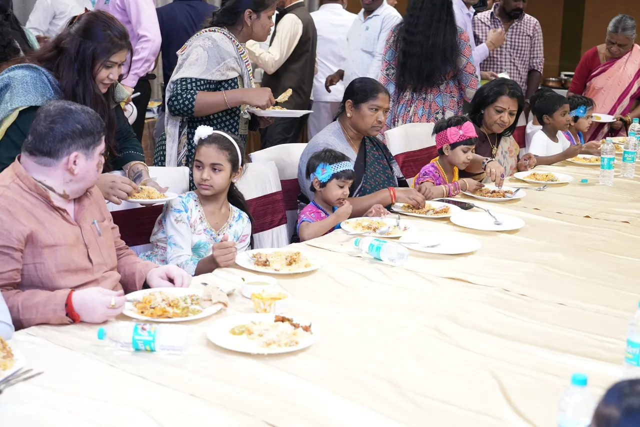 అనాథ చిన్నారులతో కలిసి మంత్రి సీతక్క భోజనం- PHOTOS