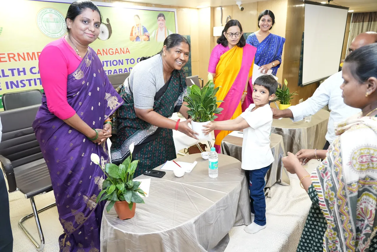 అనాథ చిన్నారులతో కలిసి మంత్రి సీతక్క భోజనం- PHOTOS