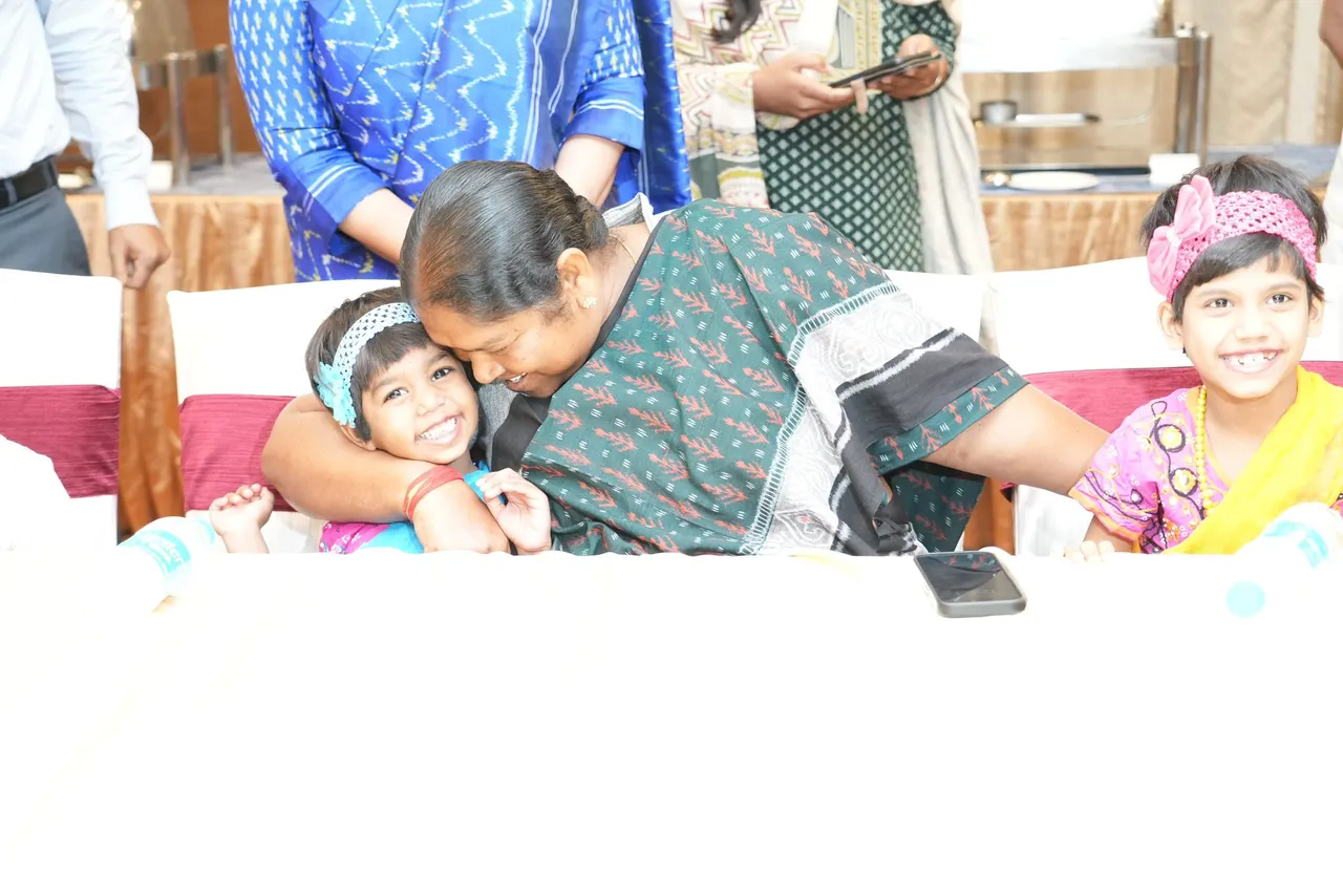 అనాథ చిన్నారులతో కలిసి మంత్రి సీతక్క భోజనం- PHOTOS