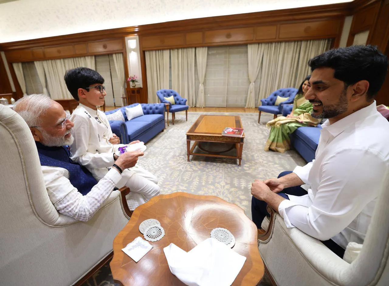 Nara Lokesh-Modi: మోదీని కలిసిన నారా లోకేష్ ఫ్యామిలీ-PHOTOS