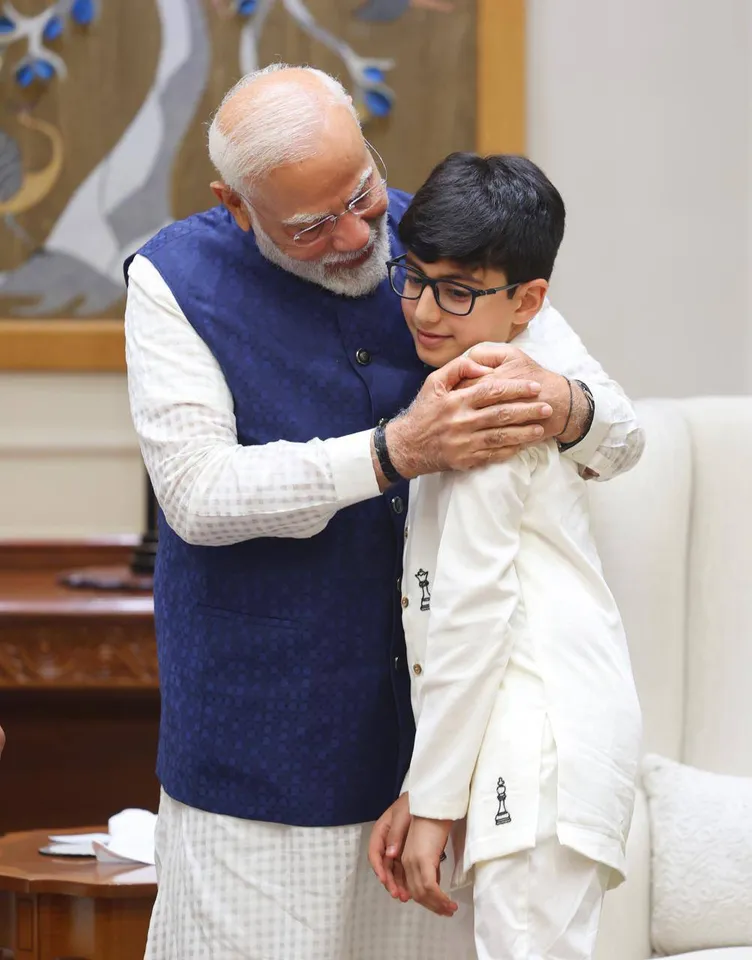 Nara Lokesh-Modi: మోదీని కలిసిన నారా లోకేష్ ఫ్యామిలీ-PHOTOS