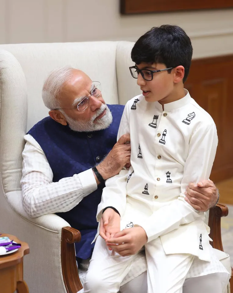 Nara Lokesh-Modi: మోదీని కలిసిన నారా లోకేష్ ఫ్యామిలీ-PHOTOS
