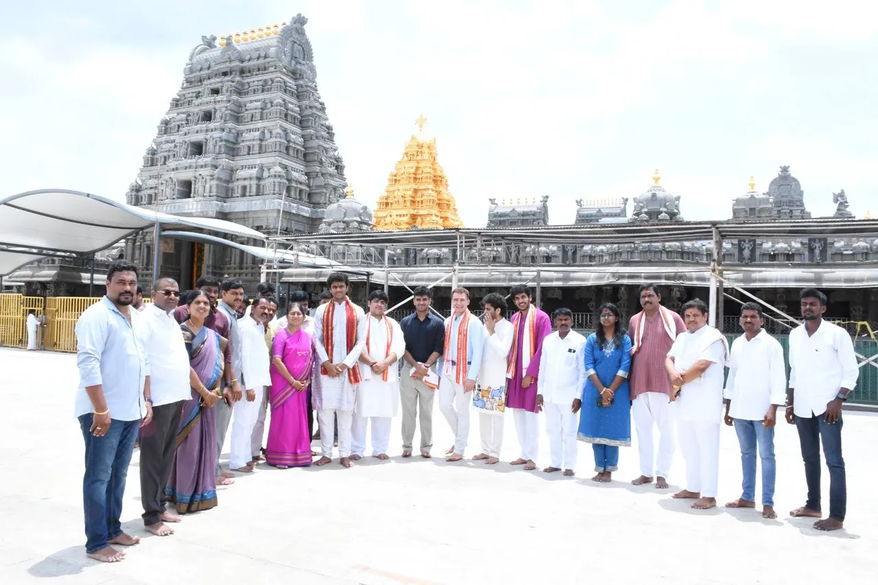 యాదాద్రిలో ఫ్రెండ్స్ తో కలిసి కల్వకుంట్ల హిమాన్షు పూజలు-PHOTOS