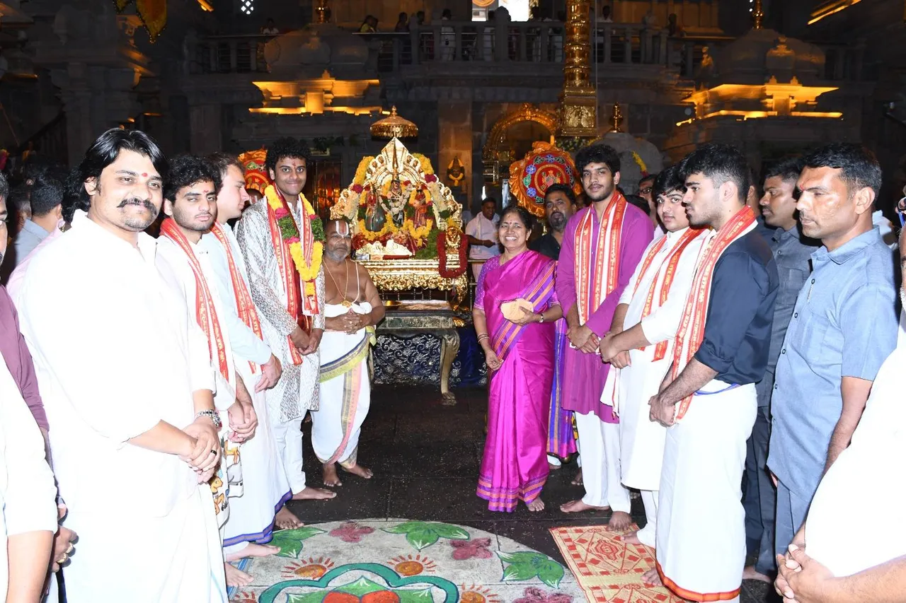 యాదాద్రిలో ఫ్రెండ్స్ తో కలిసి కల్వకుంట్ల హిమాన్షు పూజలు-PHOTOS