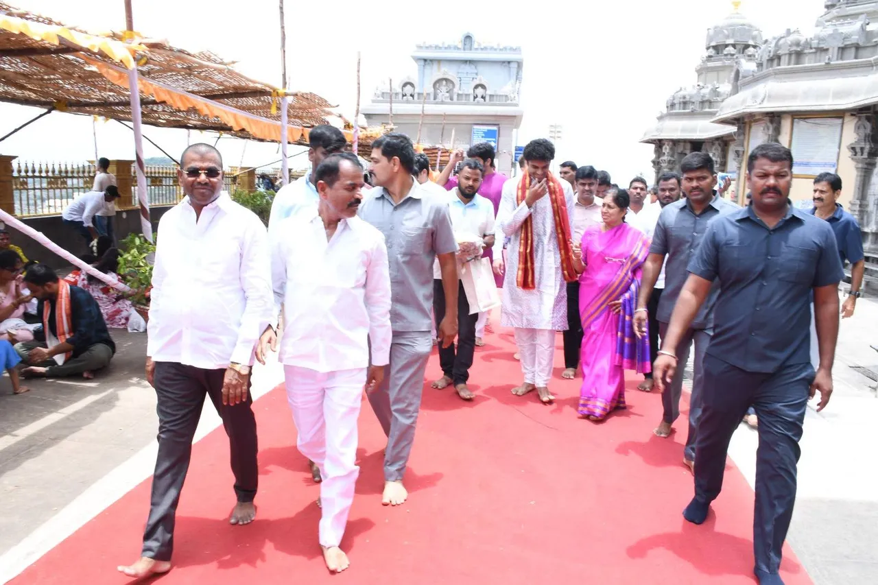 యాదాద్రిలో ఫ్రెండ్స్ తో కలిసి కల్వకుంట్ల హిమాన్షు పూజలు-PHOTOS
