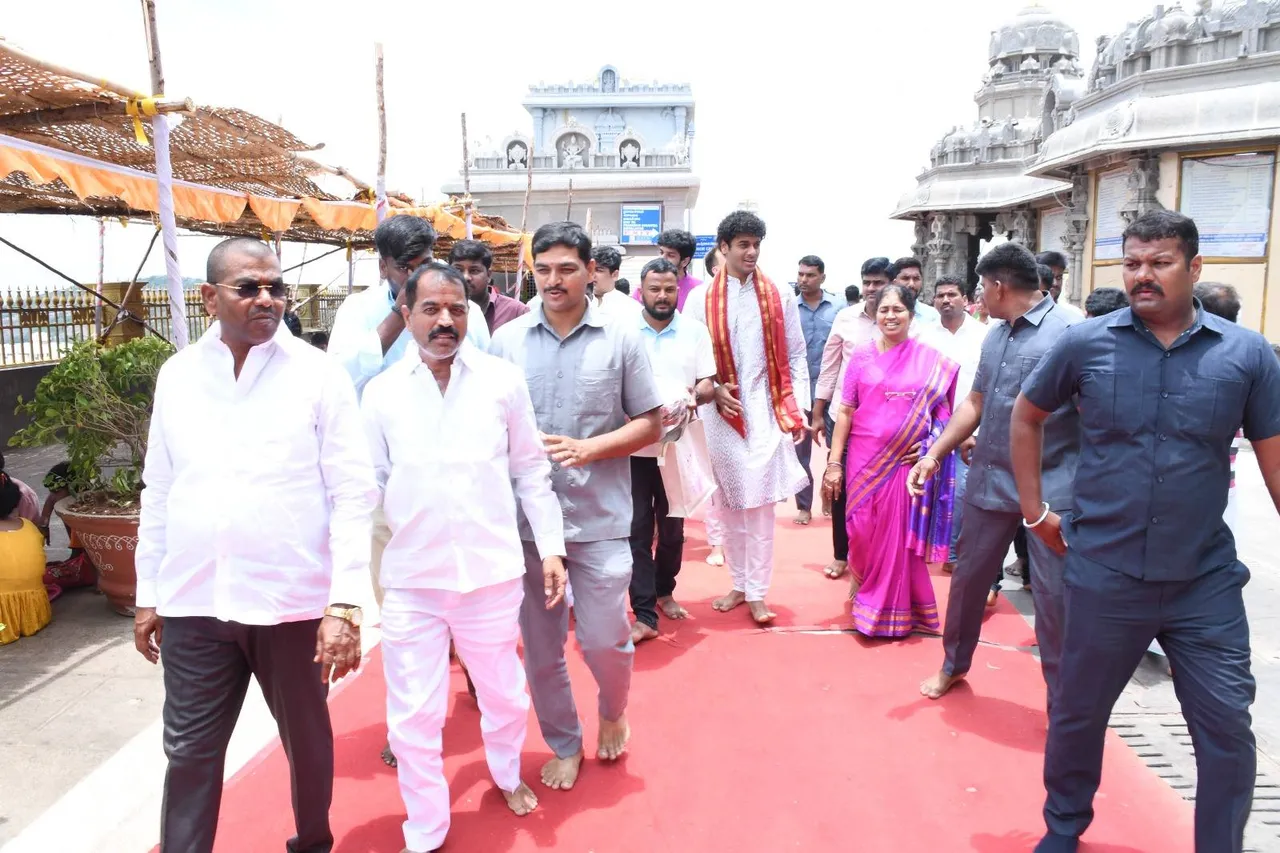 యాదాద్రిలో ఫ్రెండ్స్ తో కలిసి కల్వకుంట్ల హిమాన్షు పూజలు-PHOTOS