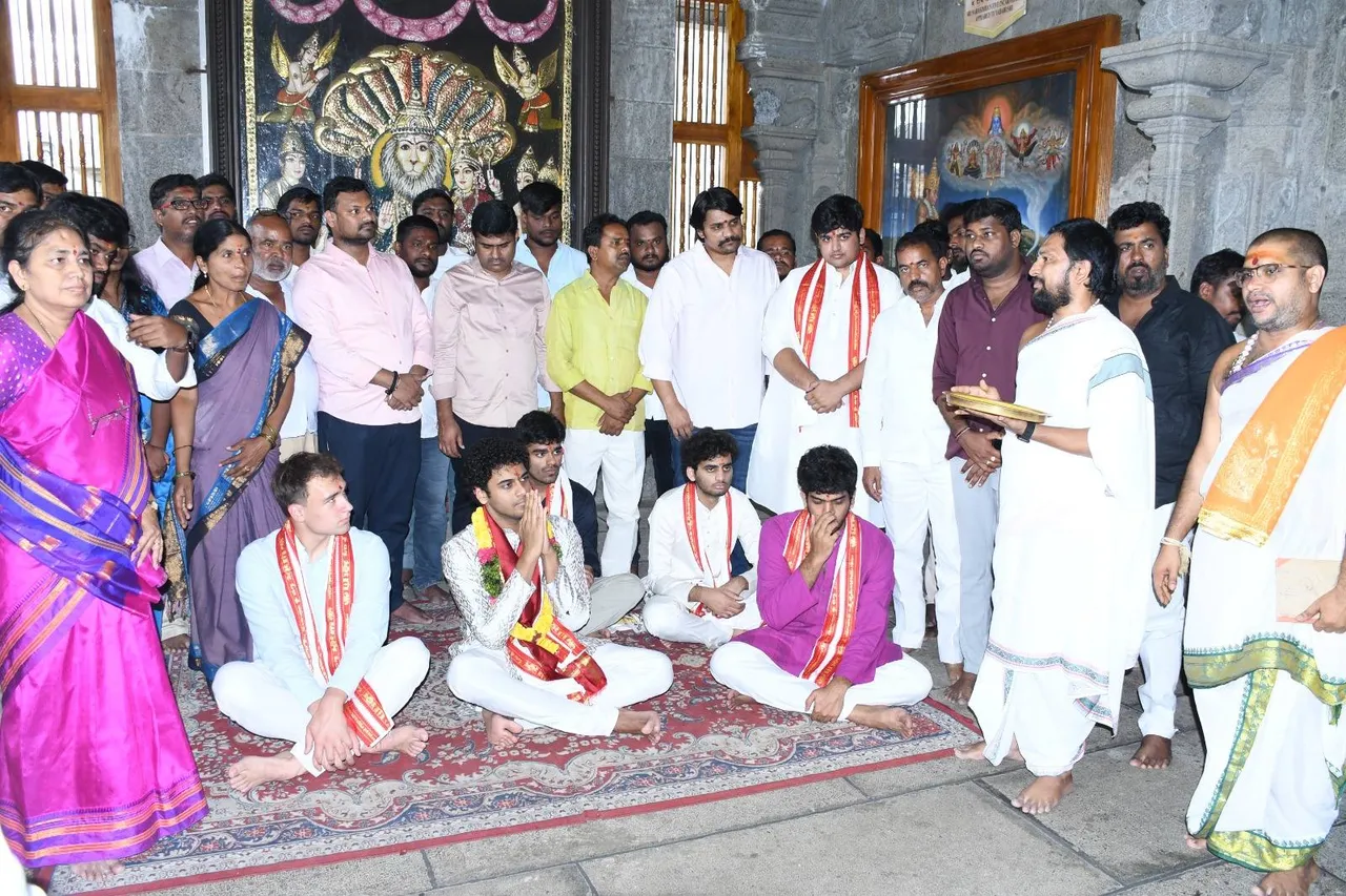 యాదాద్రిలో ఫ్రెండ్స్ తో కలిసి కల్వకుంట్ల హిమాన్షు పూజలు-PHOTOS