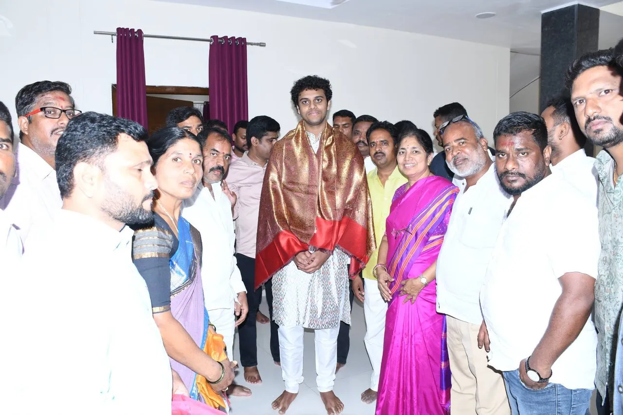 యాదాద్రిలో ఫ్రెండ్స్ తో కలిసి కల్వకుంట్ల హిమాన్షు పూజలు-PHOTOS