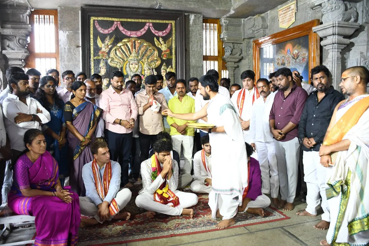 యాదాద్రిలో ఫ్రెండ్స్ తో కలిసి కల్వకుంట్ల హిమాన్షు పూజలు-PHOTOS
