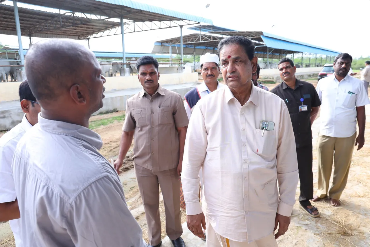 టీటీడీ గోశాలలో బీఆర్ నాయుడు తనిఖీలు-PHOTOS