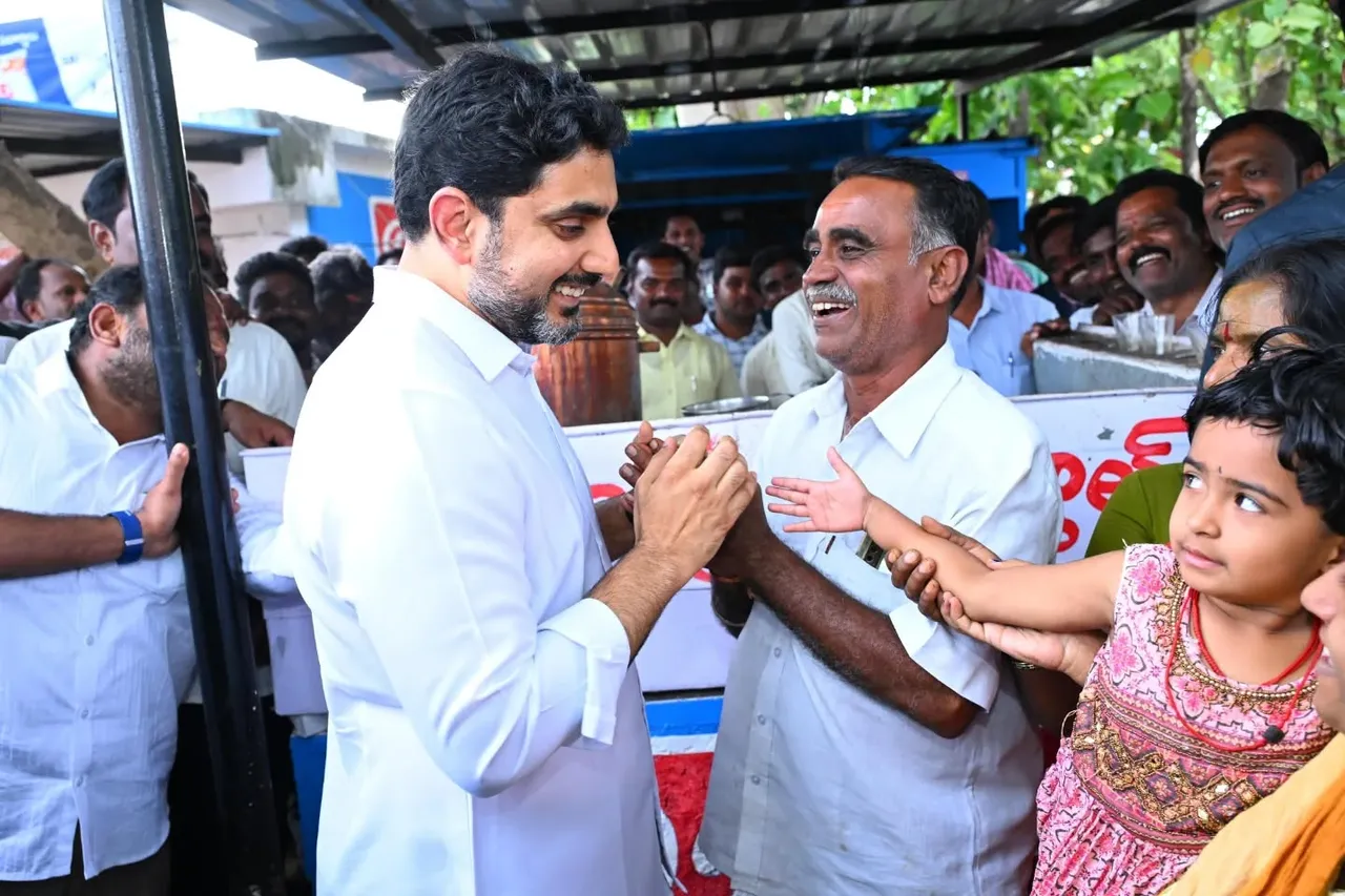 టీడీపీ కార్యకర్త టీ స్టాల్ లో నారా లోకేష్ సందడి-PHOTOS