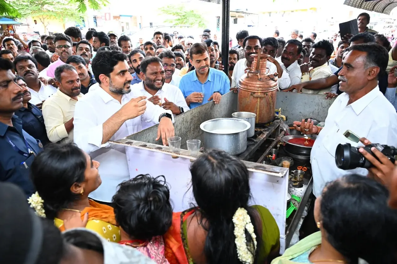 టీడీపీ కార్యకర్త టీ స్టాల్ లో నారా లోకేష్ సందడి-PHOTOS