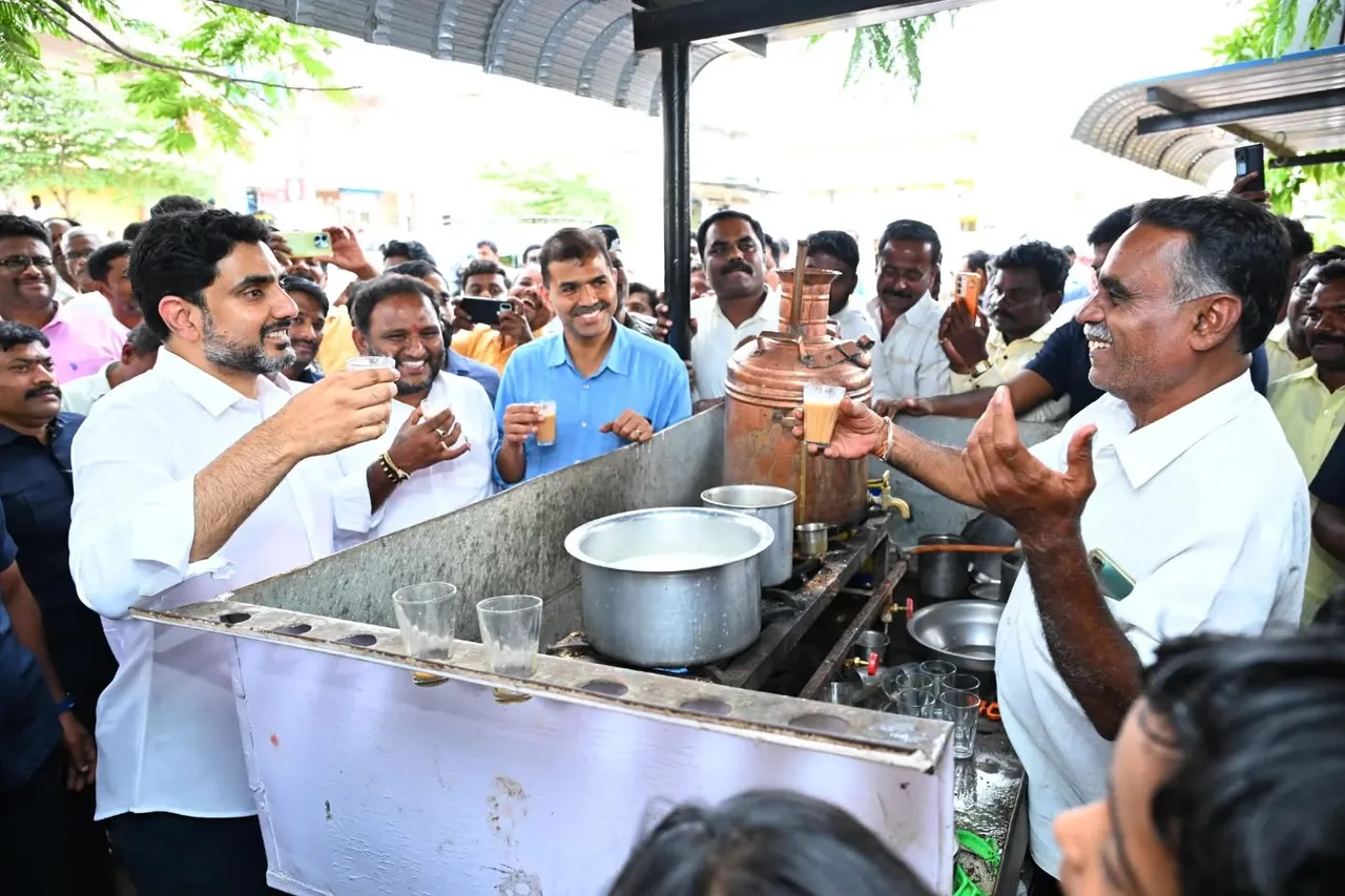 టీడీపీ కార్యకర్త టీ స్టాల్ లో నారా లోకేష్ సందడి-PHOTOS
