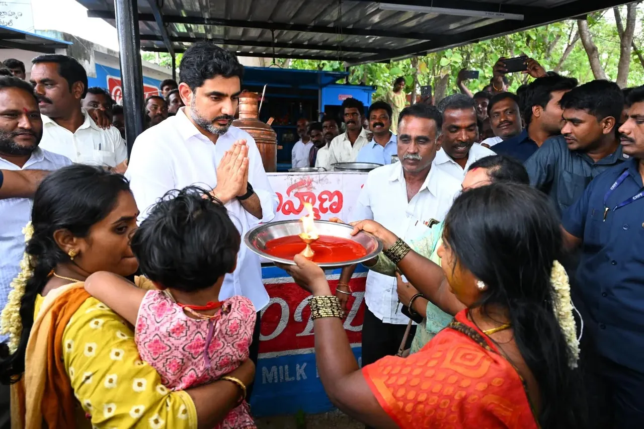 టీడీపీ కార్యకర్త టీ స్టాల్ లో నారా లోకేష్ సందడి-PHOTOS