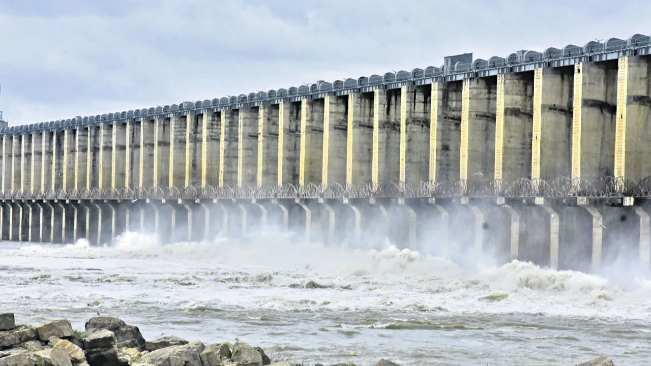 10 gates lifted in jurala project Due to Heavy rains 