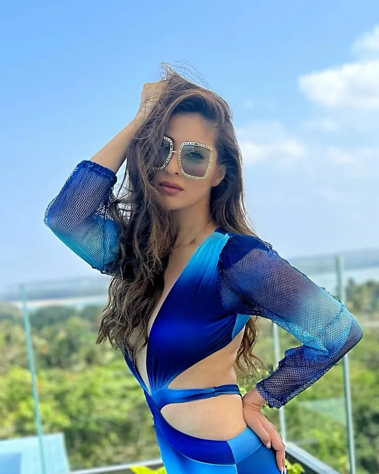 Lakshmi Rai beach photos 6th pic