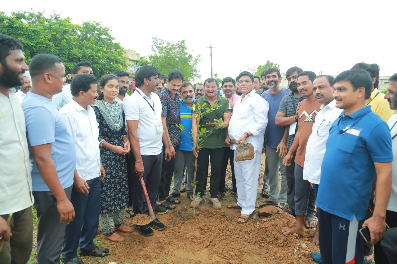 కొత్తగూడెంలో మీనాక్షి నటరాజన్, మంత్రి పొంగులేటి శ్రమదానం-PHOTOS
