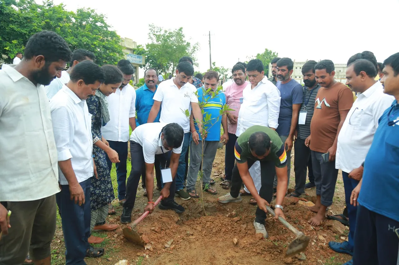 కొత్తగూడెంలో మీనాక్షి నటరాజన్, మంత్రి పొంగులేటి శ్రమదానం-PHOTOS