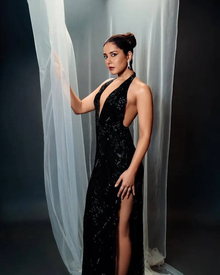 Raashii Khanna black dress photos 6th pic