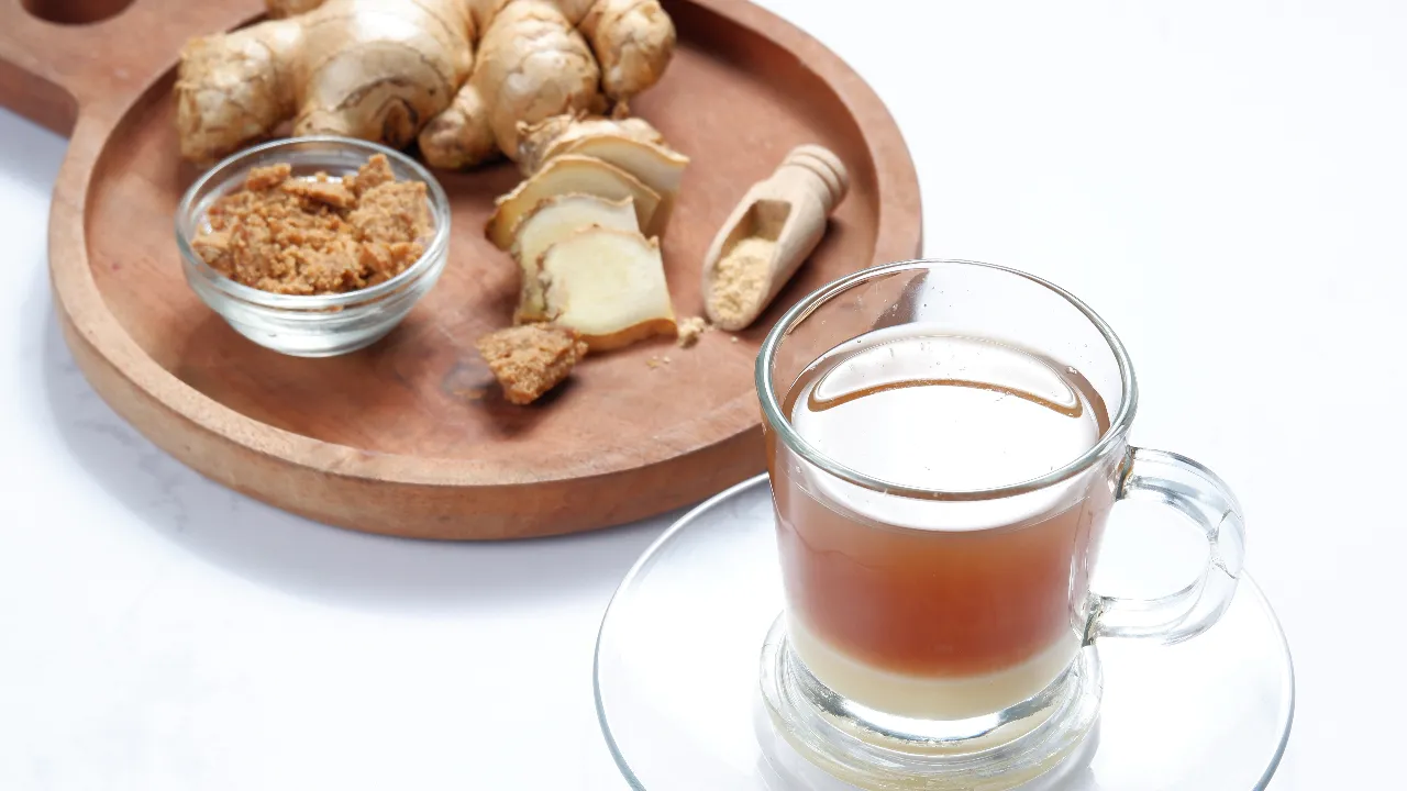 Crushed ginger in milk tea