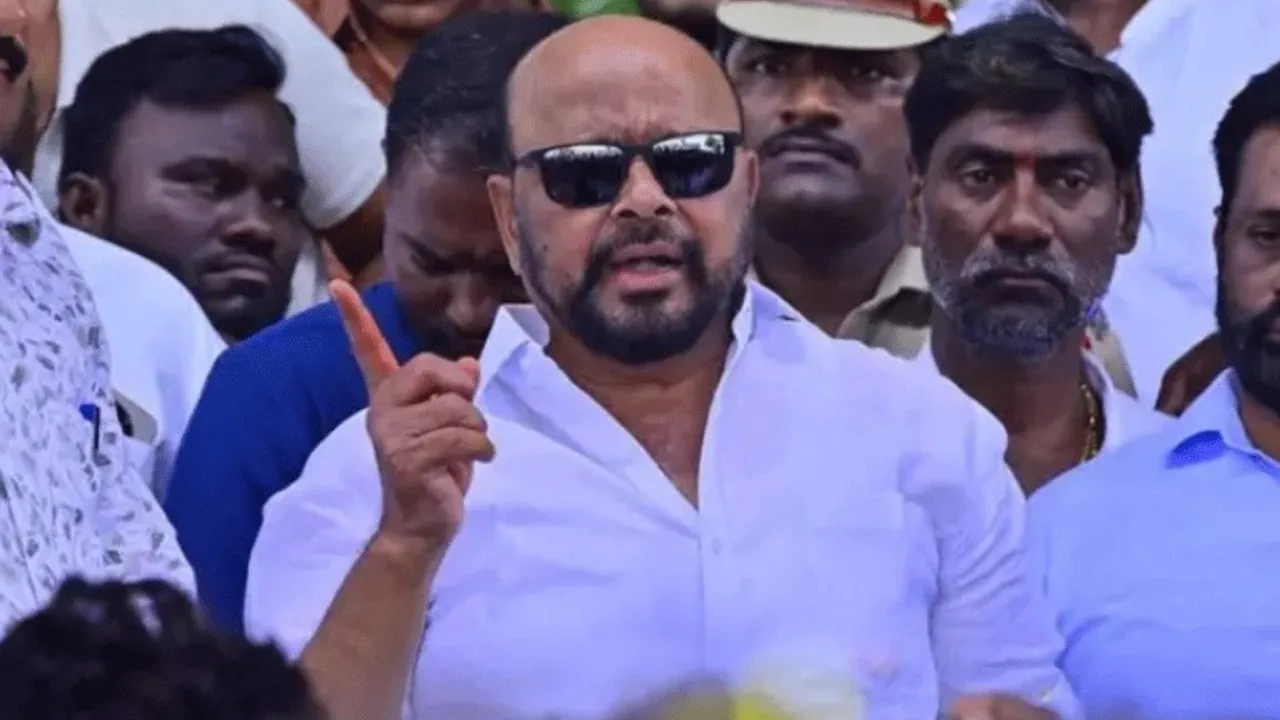Konda Surekha Sensational Comments on Party leaders