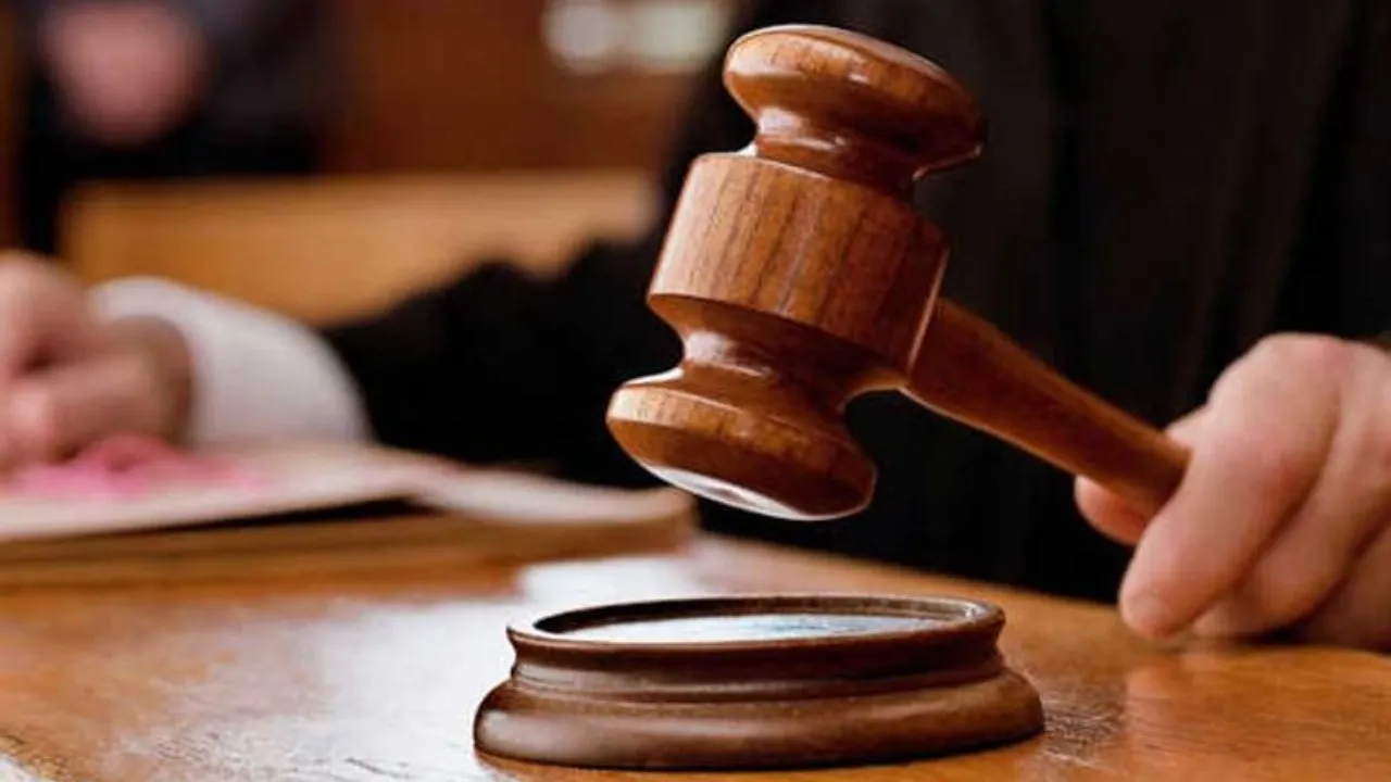 Gujarat High Court takes suo motu contempt action against man for attending virtual hearing from toilet