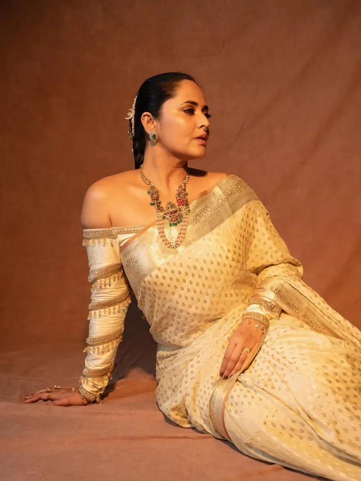 anchor anasuya traditional look pic seven