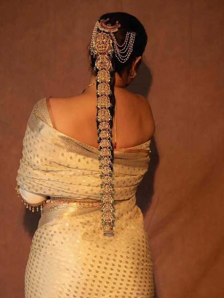 anchor anasuya traditional look pic three