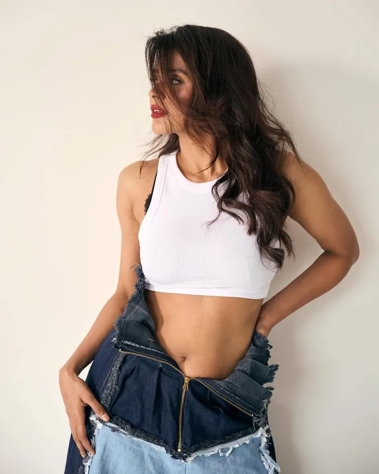 Hebah Patel jeans pic three