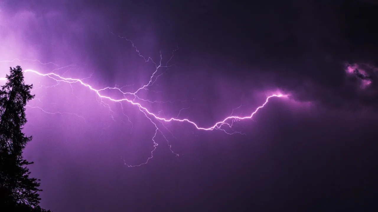 829 kilometres lightning megaflash recorded in US by satellites is the longest yet