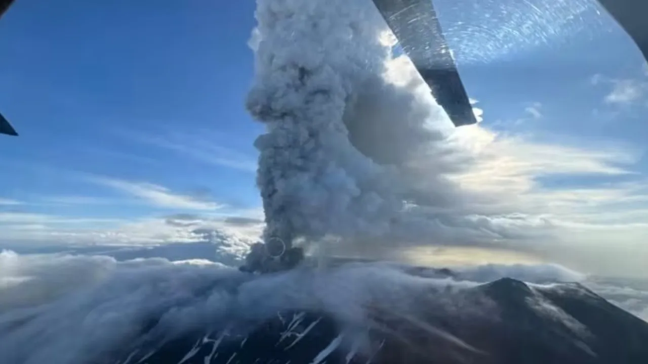 Tsunami possible in Russia's Kamchatka after 7 magnitude earthquake, volcanic eruption