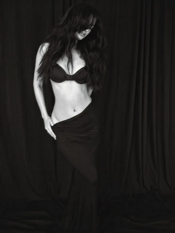 disha patani in black pic eight