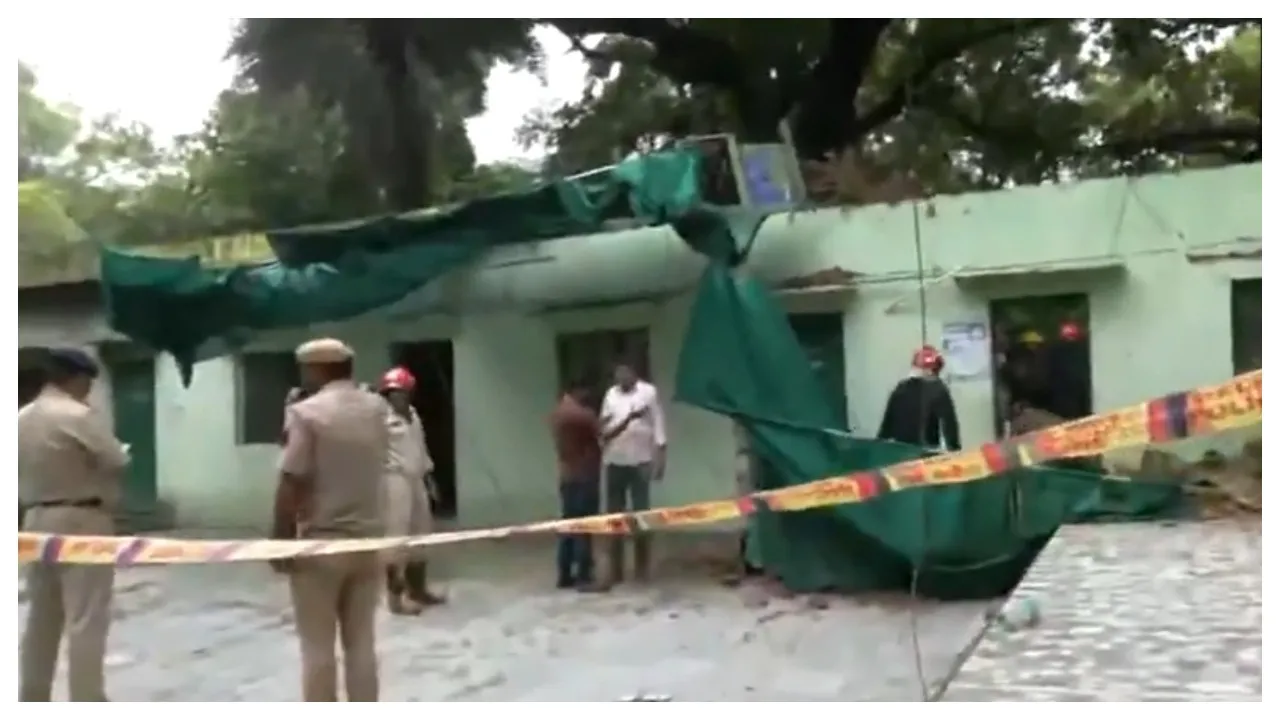 Historic building collapses in Delhi