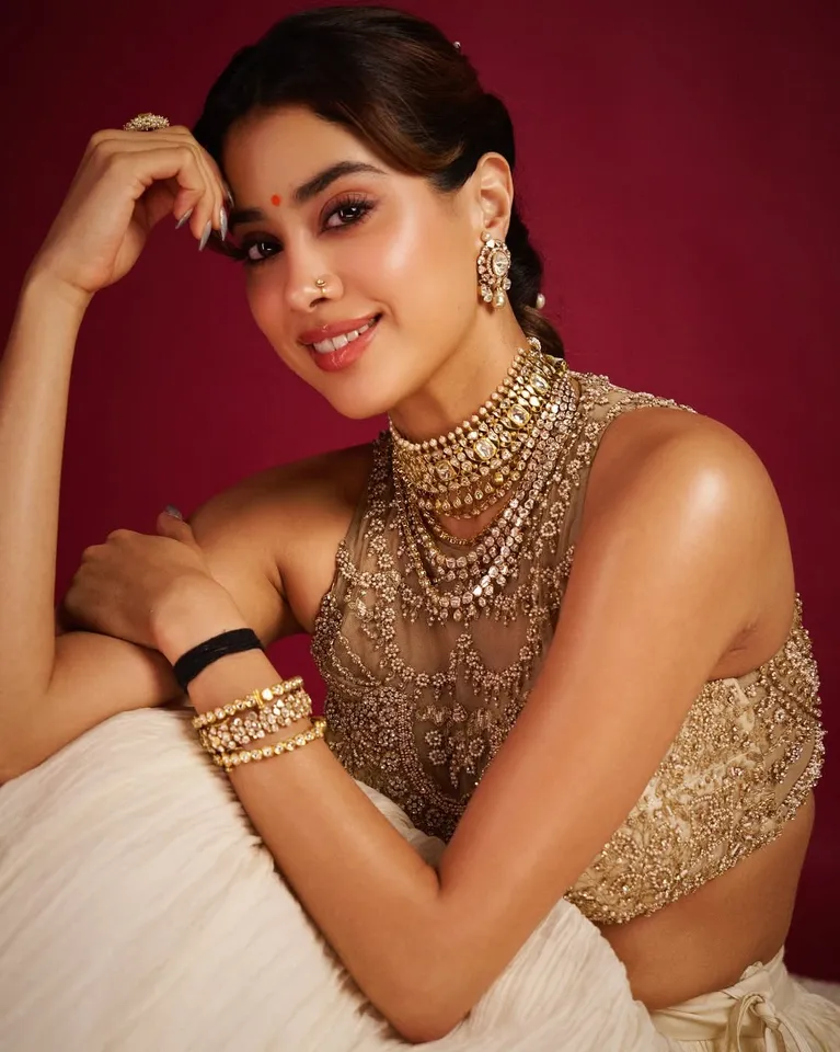 Janhvi Kapoor traditional pic six